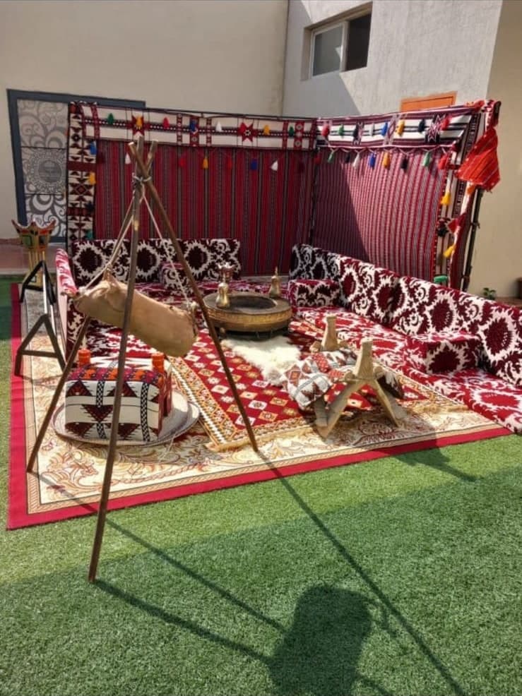 جلسة خارجية بفرش شعبي وموقد قهوة