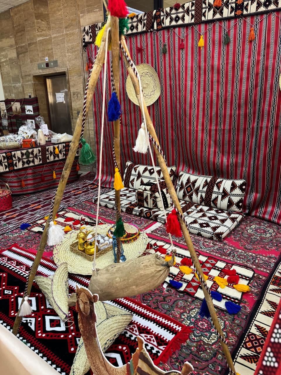 ركن تراثي بضيافة عربية وفرش سدو