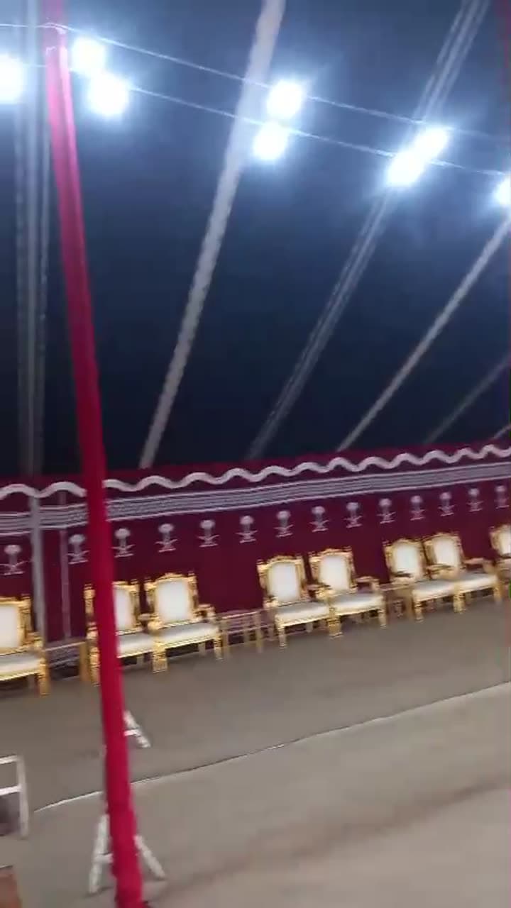 خيمة ضخمة بإضاءة ليلية وكراسي ضيافة
