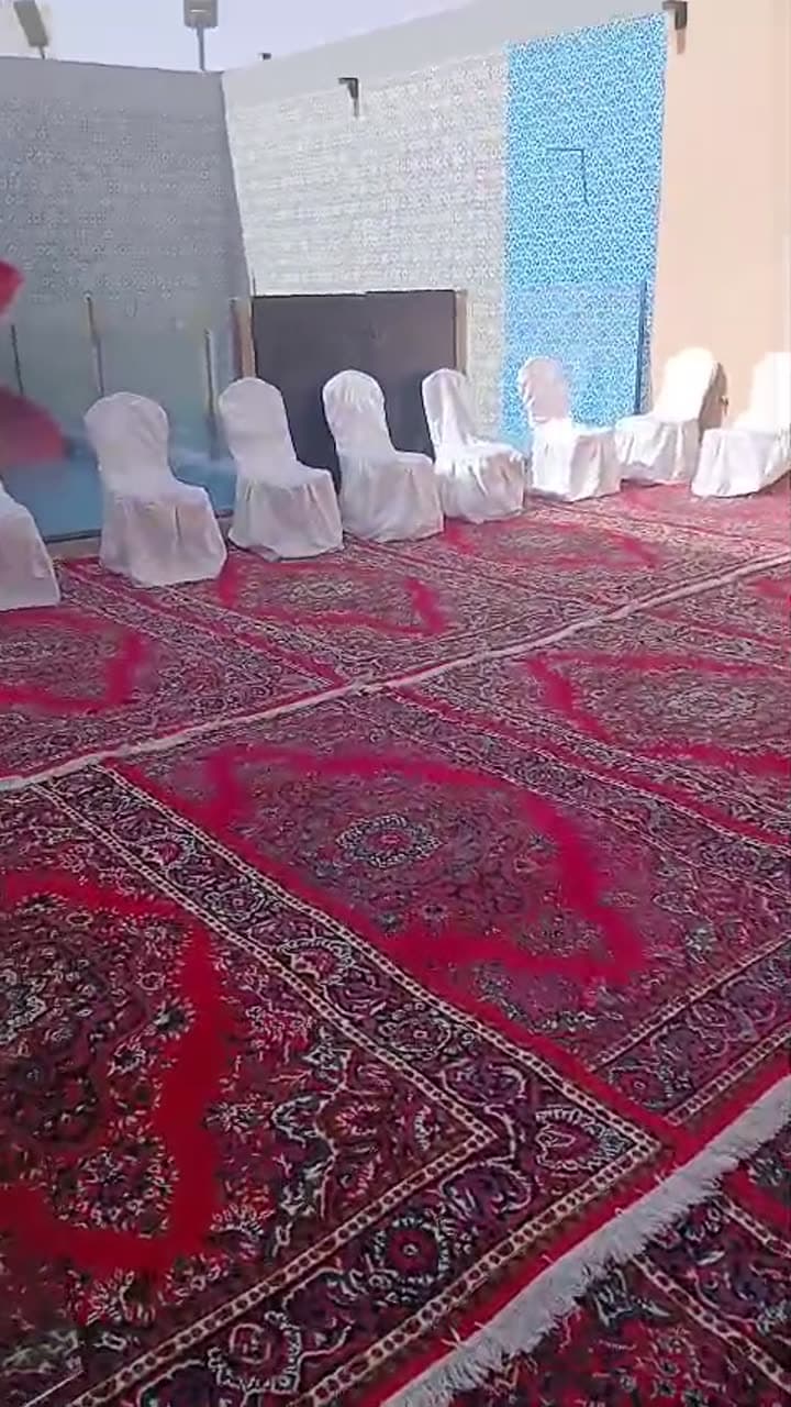 تجهيز ساحة مناسبة بالسجاد والكراسي